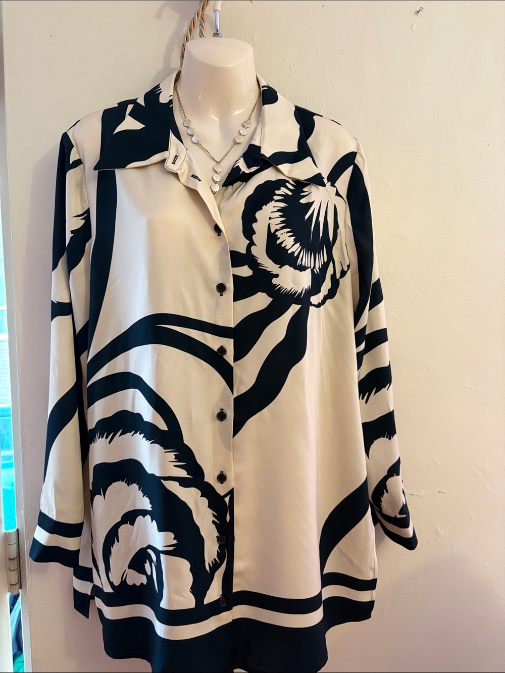 Black & Cream Floral-Print Button-Front Shirt. Viscose